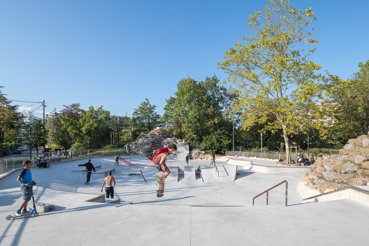 Le skate plaza est au cœur du projet de réaménagement du parc et offre un espace de loisirs unique.