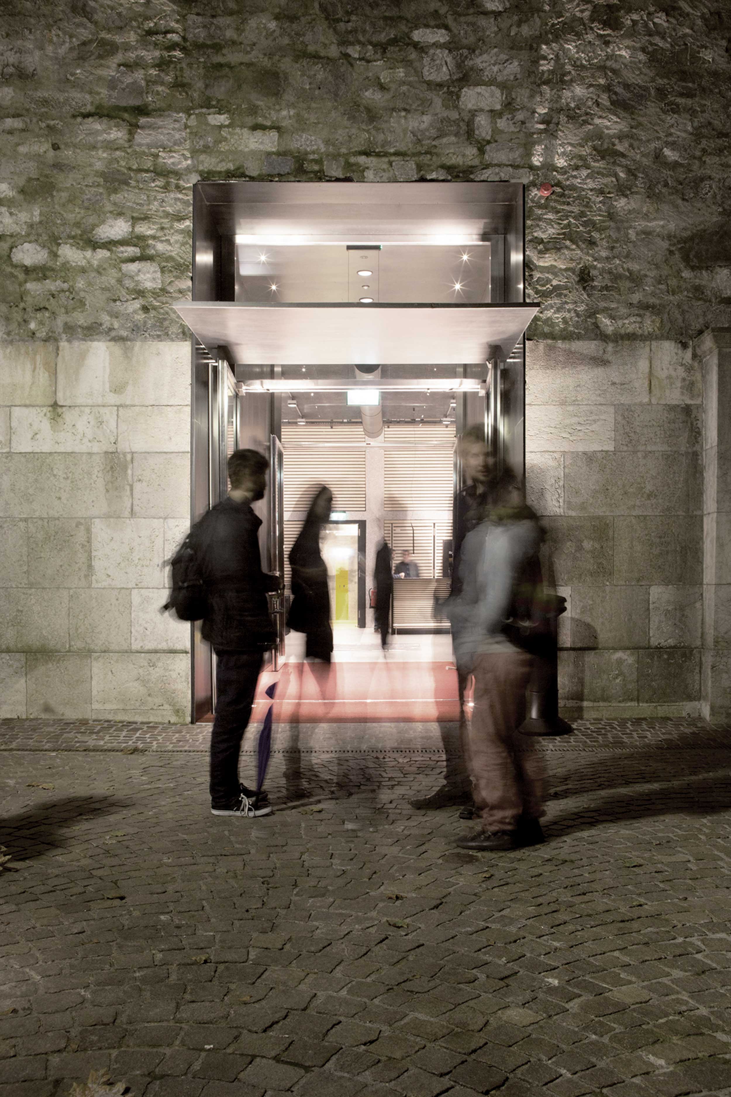 Au pied de la vieille-ville de Genève, une discrète porte d'entrée percée dans la muraille ouvre sur le centre multiculturel L'Abri.