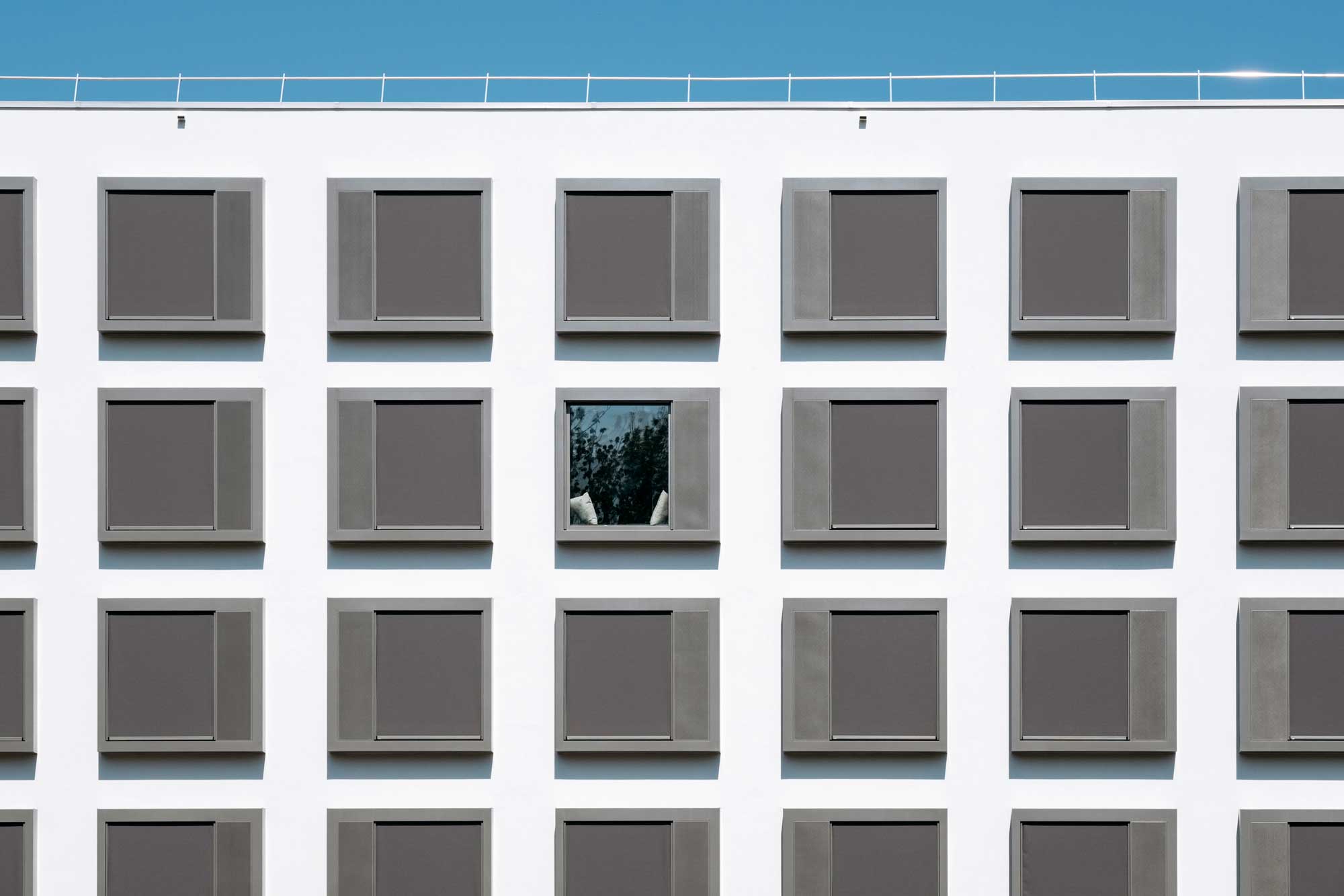 Les fenêtres, conçues comme de véritables extensions des chambres, rappellent aussi des cases de BD, thème de la décoration de l'hôtel.